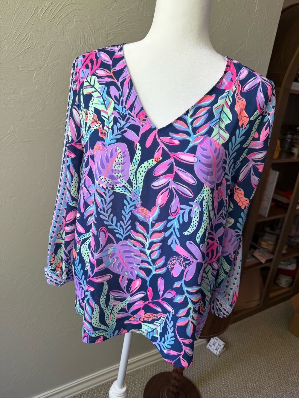 Lilly Pulitzer Blouse Size M Neon Tropical Leopard Print V-Neck Bow Cuff